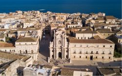 In volo con il drone sul centro di Siracusa; il Duomo e la piazza centrale dell'isola di Ortigia