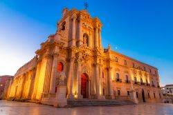 Vista serale del Duomo di Siracusa illminato dalle luci del centro storico