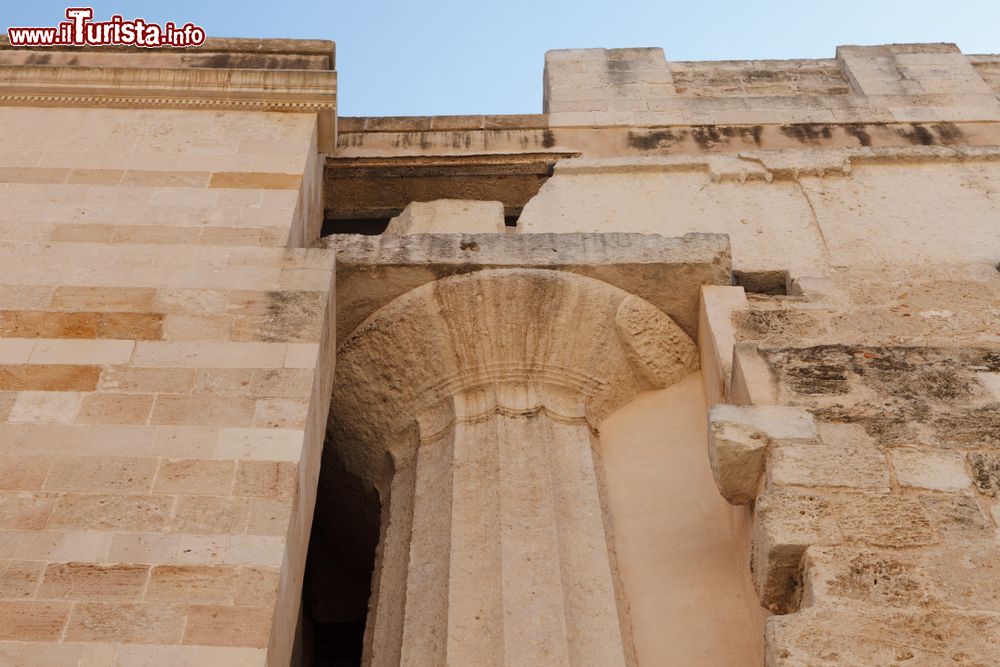 Immagine Una colonna dorica sul fianco del Duomo di Siracusa ci ricorda che la chiesaderiva dalle rovine di un antico tempio greco