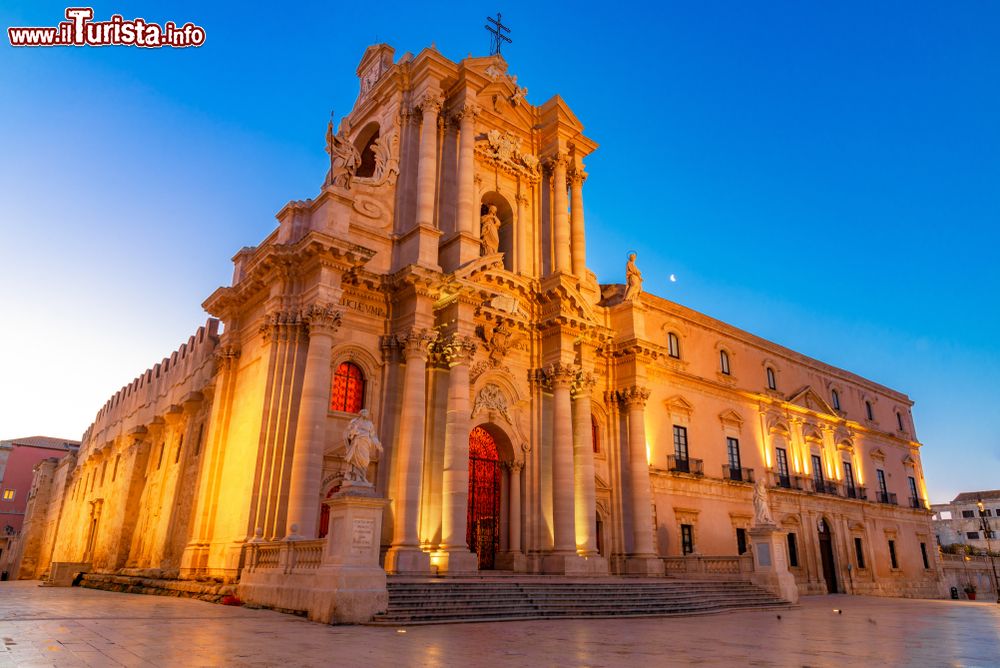 Immagine Vista serale del Duomo di Siracusa illminato dalle luci del centro storico