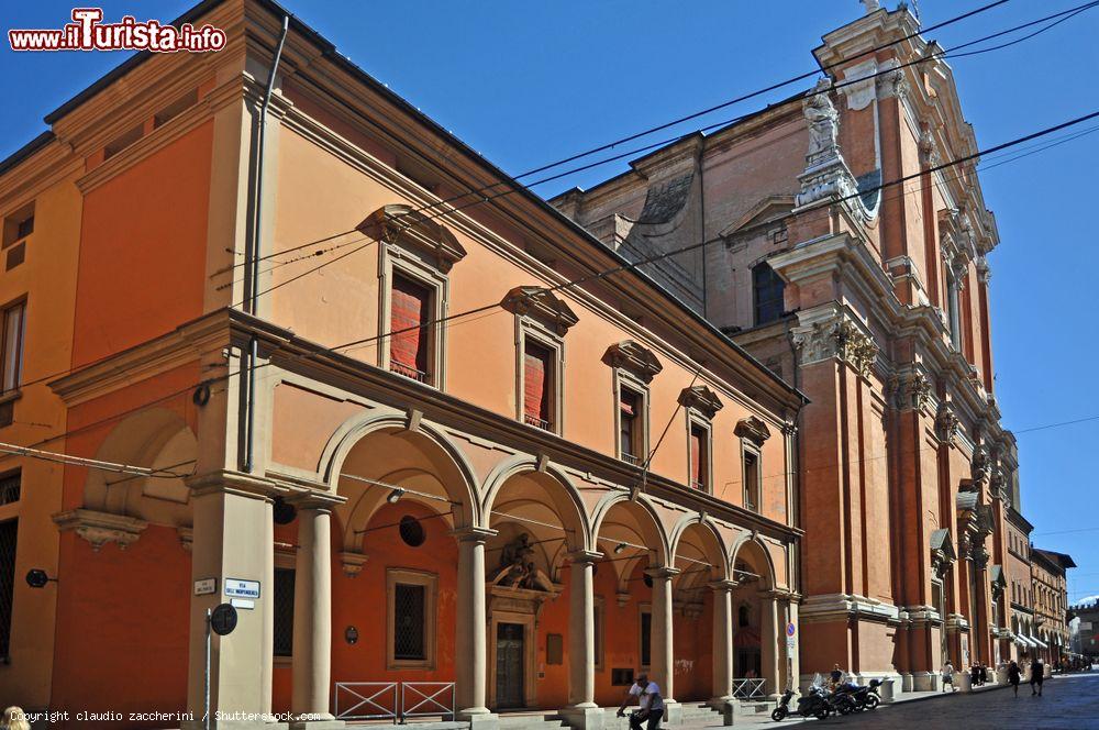 Immagine La Cattedrale di San Pietro a Bologna, fotografata da Via Indipendenza nel centro storico. - © claudio zaccherini / Shutterstock.com