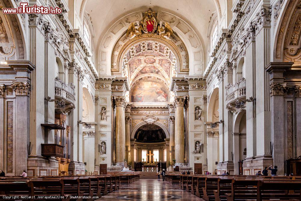 Immagine La navata centrale della Cattedrale di S. Pietro in centro a Bologna - © Nattakit Jeerapatmaitree / Shutterstock.com