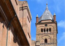 Il Campanile della Cattedrale Metropolitana di San Pietro, uno dei luoghi romantici di Bologna. - © meunierd / Shutterstock.com