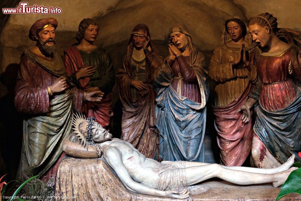 Immagine Un gruppo scultoreo che raffigura la deposizione di Cristo nella Cattedrale di Bologna- © Paolo Certo / Shutterstock.com
