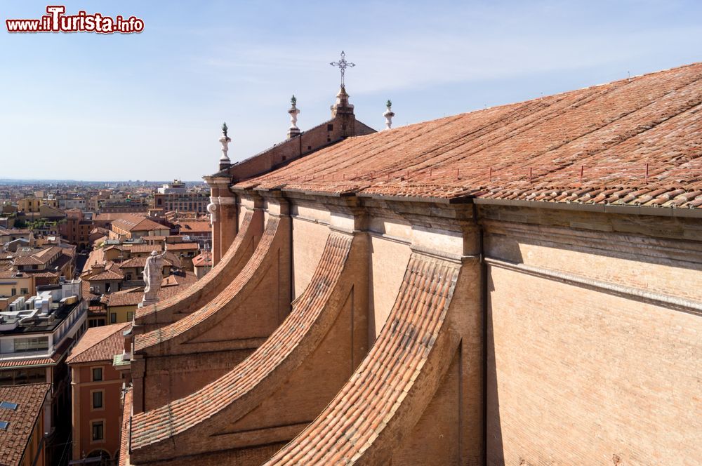 Immagine Vista laterale della Chiesa di San Pietro a Bologna e i suoi contrafforti