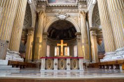 L'altare maggiore della Cattedrale di San Pietro a Bologna - © Predrag Jankovic / Shutterstock.com