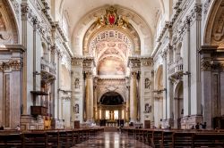 La navata centrale della Cattedrale di S. Pietro in centro a Bologna - © Nattakit Jeerapatmaitree / Shutterstock.com