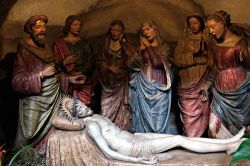 Un gruppo scultoreo che raffigura la deposizione di Cristo nella Cattedrale di Bologna- © Paolo Certo / Shutterstock.com
