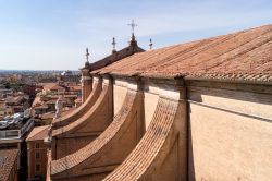 Vista laterale della Chiesa di San Pietro a Bologna e i suoi contrafforti