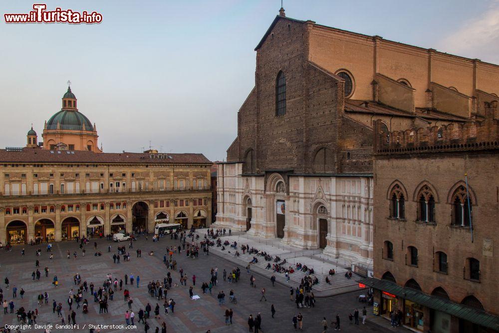 Immagine Piazza Maggiore a Bologna: da destra a sinistra: il Palazzo dei Notai, la Basilica di S. Petronio e Palazzo dei Banchi - © Davide Gandolfi / Shutterstock.com
