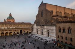 Piazza Maggiore a Bologna: da destra a sinistra: il Palazzo dei Notai, la Basilica di S. Petronio e Palazzo dei Banchi - © Davide Gandolfi / Shutterstock.com