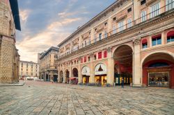 Uno scorcio di Palazzo dei Banchi che si sviluppa a fianco della Chiesa di S. Petronio in piazza Maggiore a Bologna