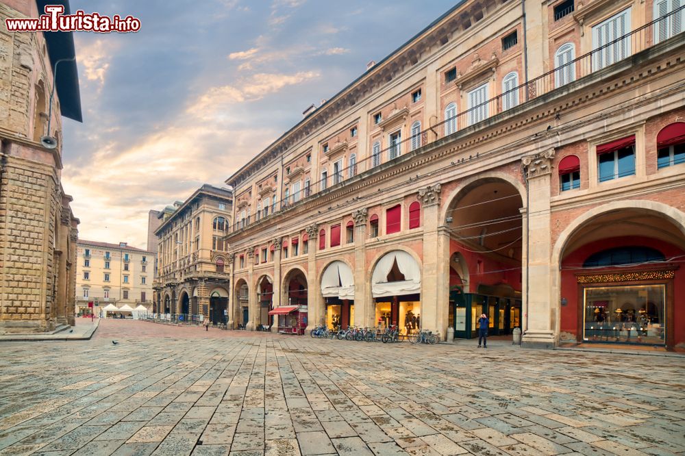 Immagine Uno scorcio di Palazzo dei Banchi che si sviluppa a fianco della Chiesa di S. Petronio in piazza Maggiore a Bologna