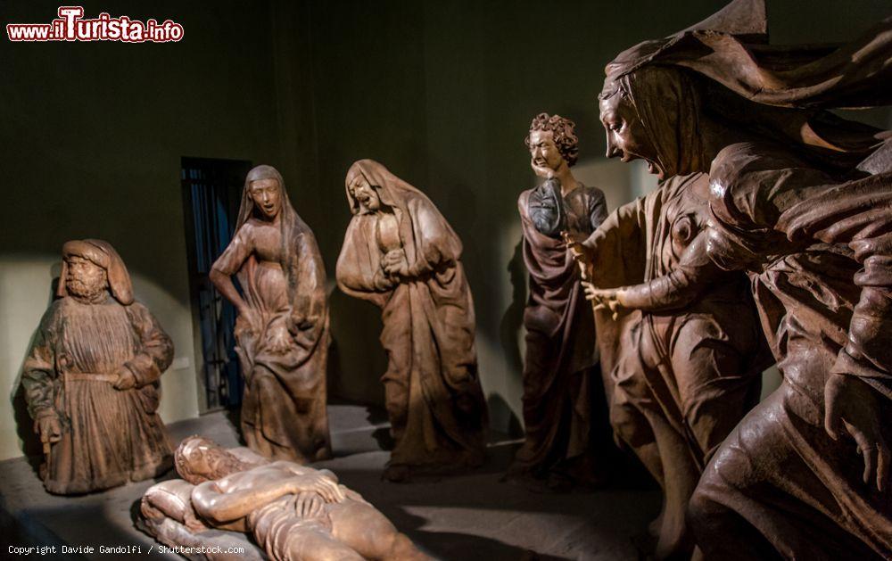 Immagine il compianto del Cristo morto di Niccolò dell'arca si trova dentro Santa Maria della vita a Bologna- © Davide Gandolfi / Shutterstock.com