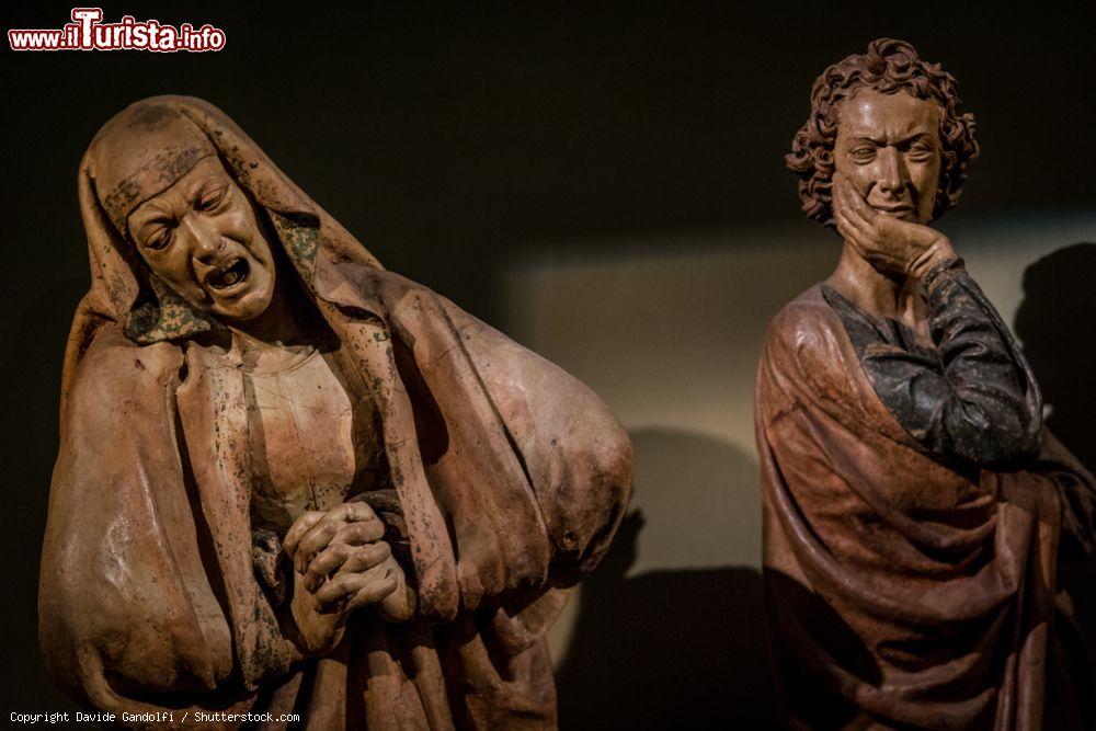 Immagine Un particolare del compianto del Cristo morto di Niccolò dell'Arca - © Davide Gandolfi / Shutterstock.com