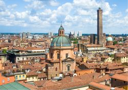 Vista aerea di Bologna, in primo piano il Santuario di Santa Maria della Vita