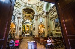 Visita ai ricchi interni della santuario di Santa Maria della vita in centro a Bologna - © Zhukov Oleg / Shutterstock.com