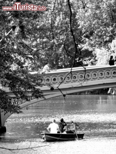 Atmosfere antiche sotto al Bow Bridge di Central Park