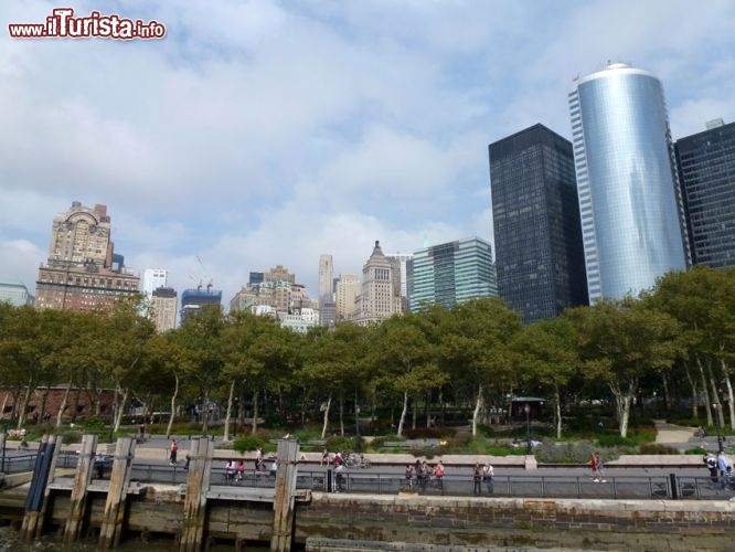 Battery Park e i grattaceli di Wallstreet dall'Hudson