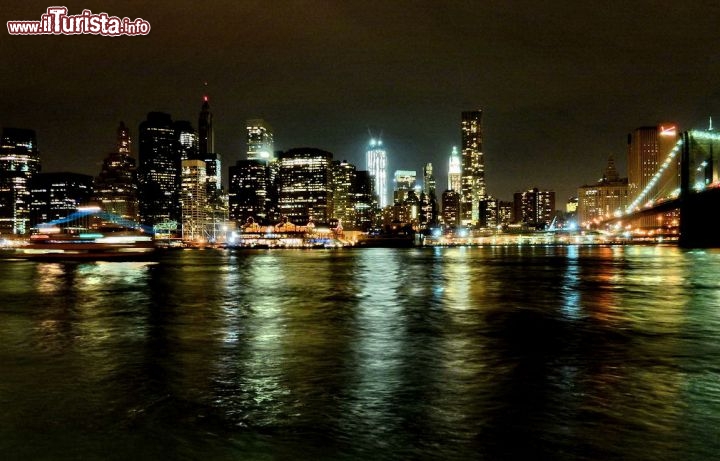 East River di notte a New York