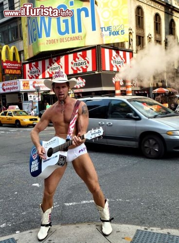 Il mitico Naked Cowboy a Times Square