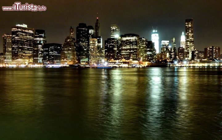 Manhattan by night si riflette sull'acqua dell'East River