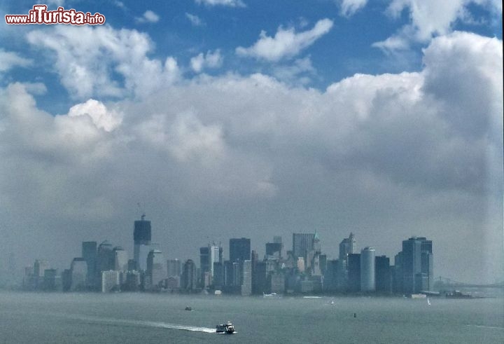 Manhattan come un fantasma nella nebbia vista del traghetto che ci porta a Liberty Island