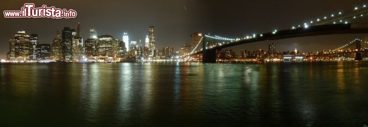 Panorama notturno di New York con il Ponte di Brooklyn