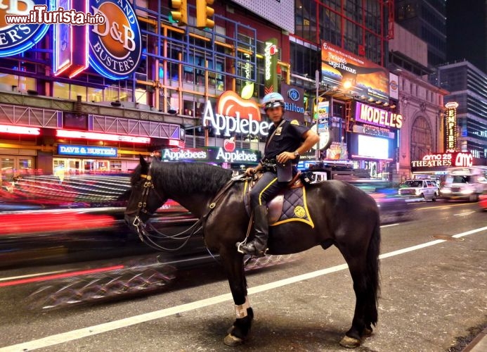 Polizia a cavallo a Times Square