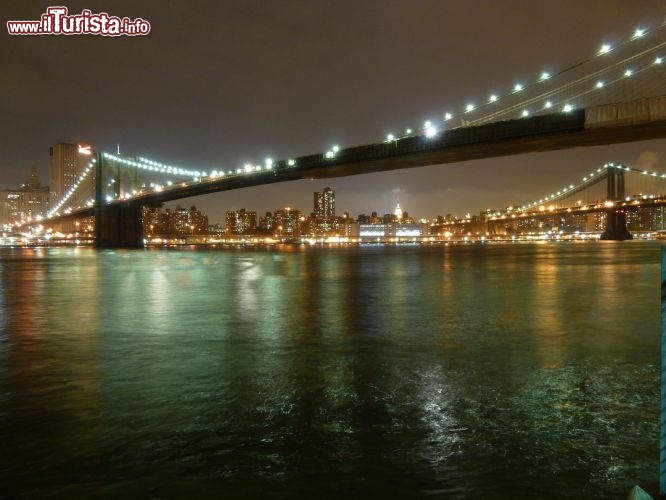 Ponte di Brooklyn a New York by night