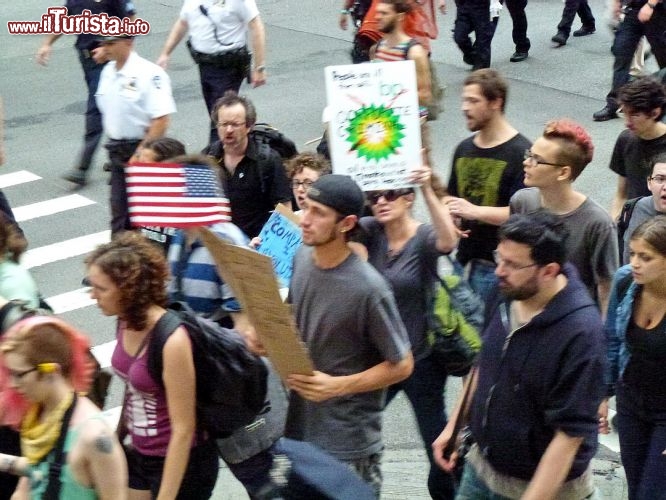 Le proteste di piazza a Wall Street, la crisi  anche qui e gli indignados si fanno sentire!