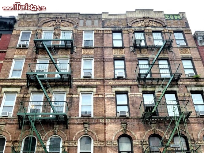 East Village: Questa facciata fu la copertina dell'album Led Zeppelin Physical Graffiti 