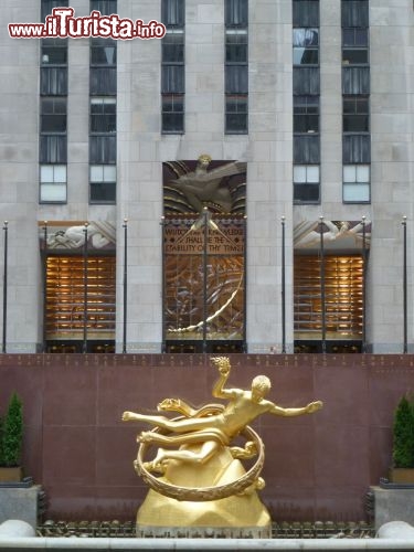 Rockefeller Center e la statua bronzea di Prometheus nella Lower Plaza