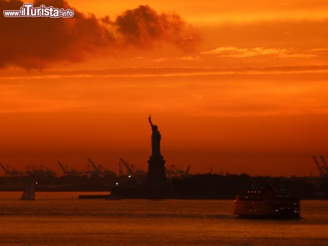 Statua della libert al tramonto