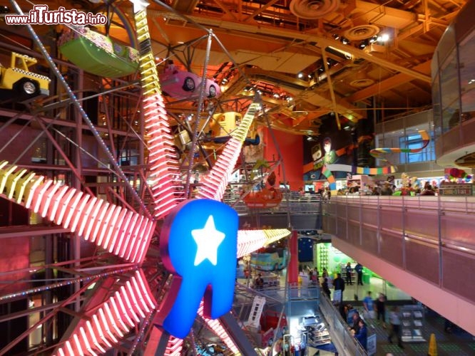 Il negozio di giocattoli Toys 'R' Us Times Square e la sua ruota panoramica di 20 metri al coperto