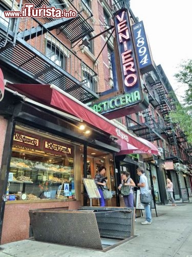 Tortino alla carota da Veniero una delle migliori pasticcerie di NYC, provate il cheesecakes. East Village