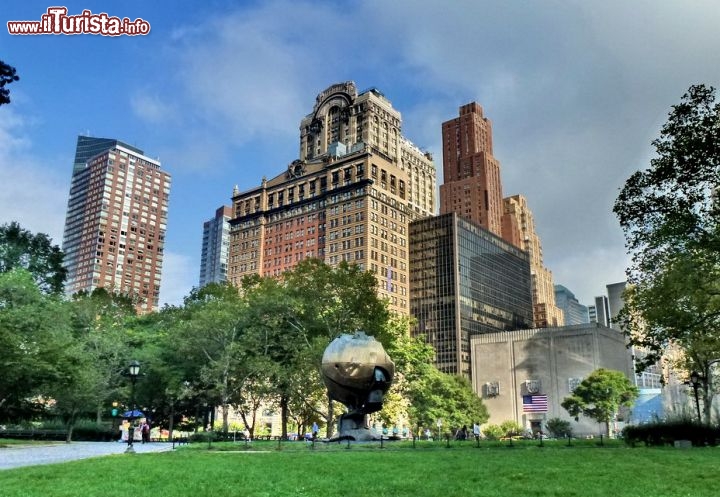 Battery Park, nella foto il monumento alle vittime dell'11 settembre, globo estratto dalle macerie delle torri e qui ubicato