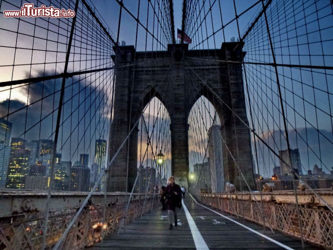 Camminando sul ponte di Brooklyn al tramonto