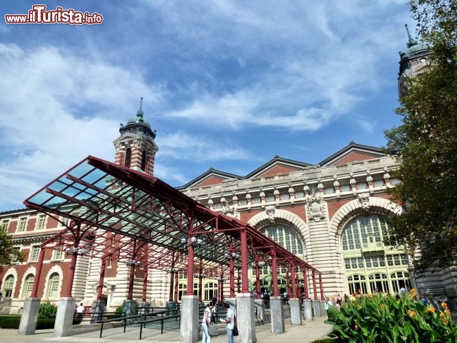 Ellis Island porta d'ingresso per 12 milioni di immigranti che sbarcavano negli Stati Uniti e aspiravano di diventarne cittadini