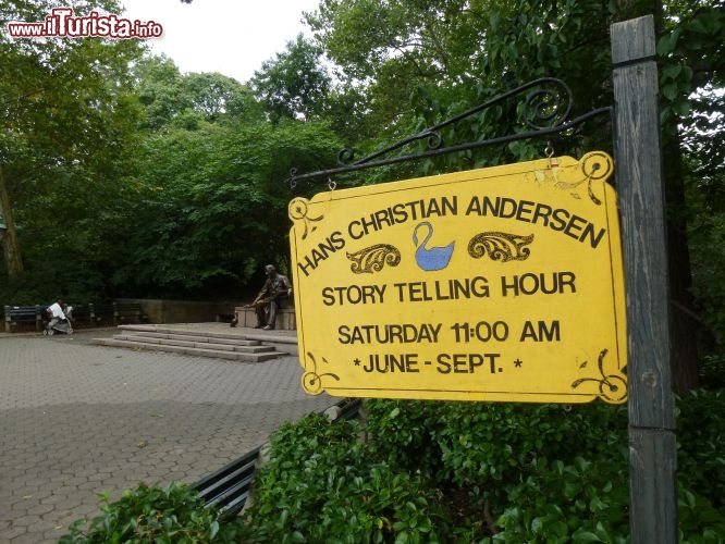 La statua di Hans Christian Andersen a Central Park dove ogni sabato alle 11 da giugno a settembre vengono lette le fiabe ai bambini