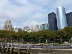 Battery Park e i grattaceli di Wallstreet dall'Hudson ...