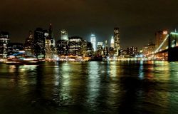 East River di notte a New York