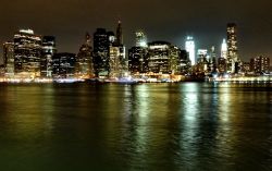 Manhattan by night si riflette sull'acqua dell'East ...