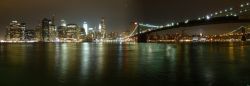 Panorama notturno di New York con il Ponte di ...