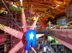 Il negozio di giocattoli Toys 'R' Us Times Square ...