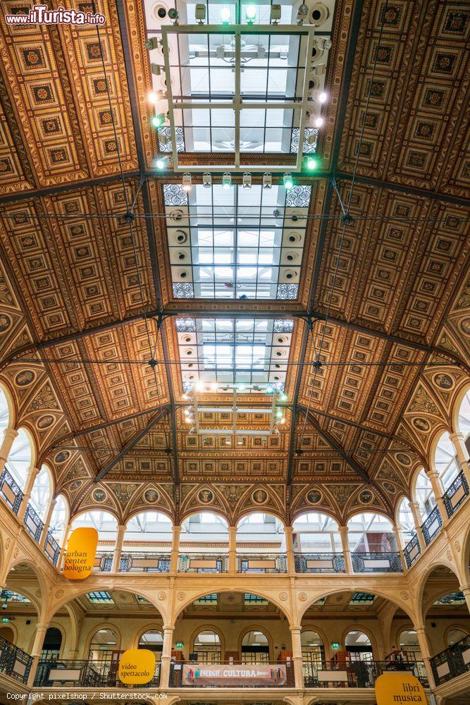 Immagine Il soffitto elegante della piazza coperta di Salaborsa, Palazzo d'Accursio, Bologna - © pixelshop / Shutterstock.com