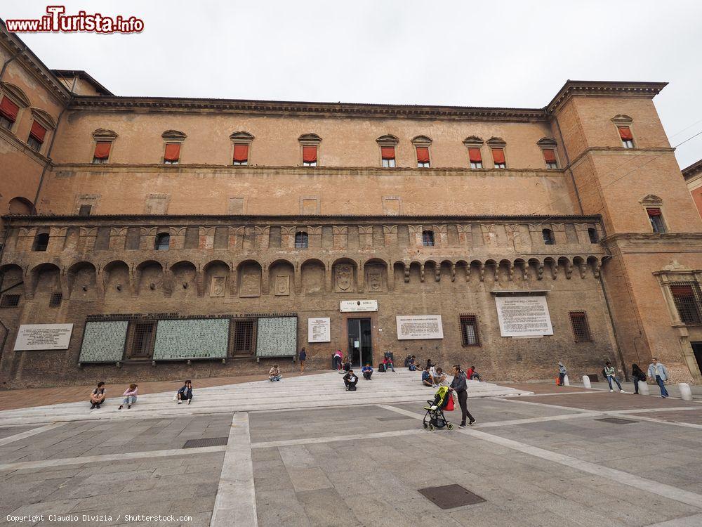 Immagine Ingresso della Salaborsa nel complesso di Palazzo d'Accursio in centro a Bologna - © Claudio Divizia / Shutterstock.com