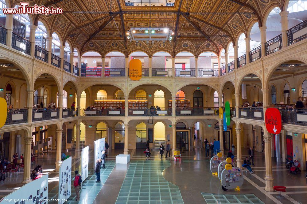 Immagine La piazza coperta della Biblioteca Salaborsa, si trova in centro a Bologna vicino alla Fontana del Nettuno - © PriceM / Shutterstock.com