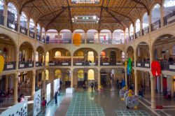 La piazza coperta della Biblioteca Salaborsa, si trova in centro a Bologna vicino alla Fontana del Nettuno - © PriceM / Shutterstock.com