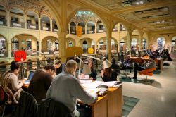 Tavoli di lettura che s'affacciano sulla piazza coperta di Salaborsa a Bologna - © MikeDotta / Shutterstock.com